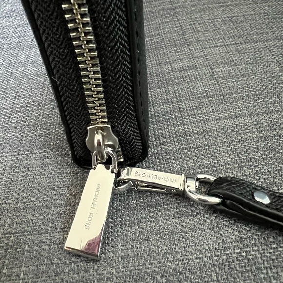 NWT MICHAEL KORS LARGE ZIP AROUND TRAVEL CONTINENTAL WRISTLET WALLET - Picture 5 of 13